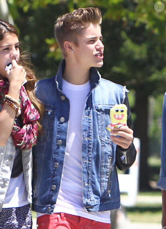Justin Bieber, Selena Gomez et l'un de leurs amis à Los Angeles, le samedi 30 juin 2012.