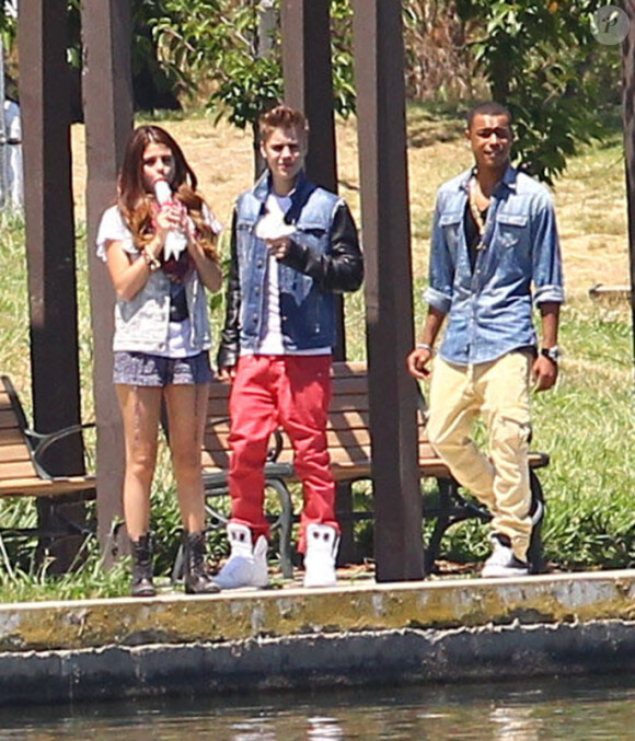 Justin Bieber et Selena Gomez se promènent avec l'un de leurs amis à Los Angeles, le samedi 30 juin 2012.