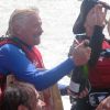 Richard Branson et son fils Sam après leur traversée de la Manche en kitesurf, à Folkestone dans le Kent, le 30 juin 2012.