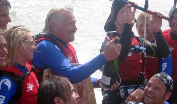 Richard Branson et son fils Sam après leur traversée de la Manche en kitesurf, à Folkestone dans le Kent, le 30 juin 2012.