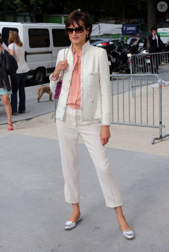 Inès de la Fressange à son arrivée au défilé Chanel Haute Couture. Le 3 juillet 2012