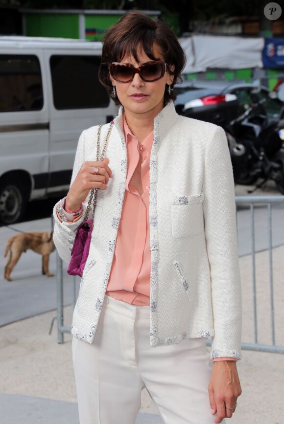 Inès de la Fressange à son arrivée au défilé Chanel Haute Couture. Le 3 juillet 2012
