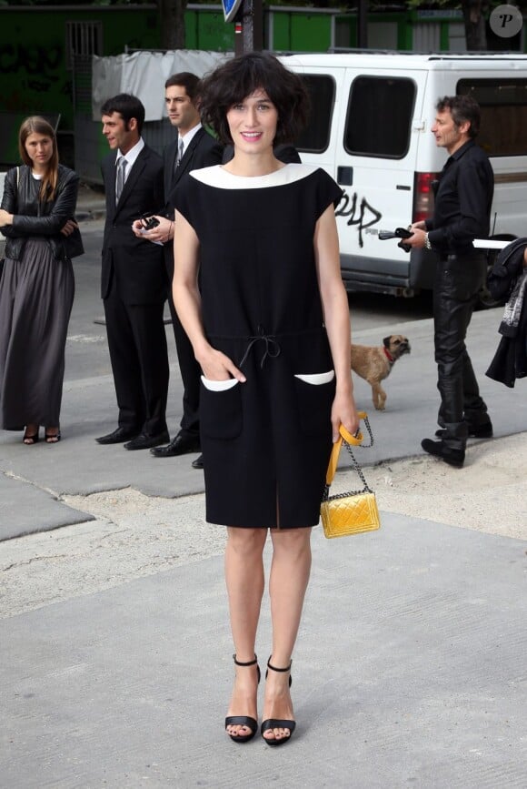 Clotilde Hesme à son arrivée au défilé Chanel Haute Couture. Le 3 juillet 2012