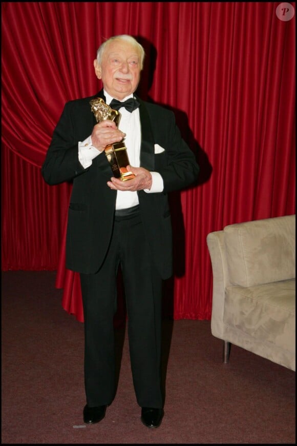 Maurice Chevit lors de la cérémonie des Molières 2005, où il a été récompensé en tant que Meilleur comédien dans un second rôle pour Brooklyn Boy de Donald Margulies. Le comédien, célèbre pour son rôle de Marius dans Les Bronzés font du ski, est mort le 2 juillet 2012 à 88 ans.