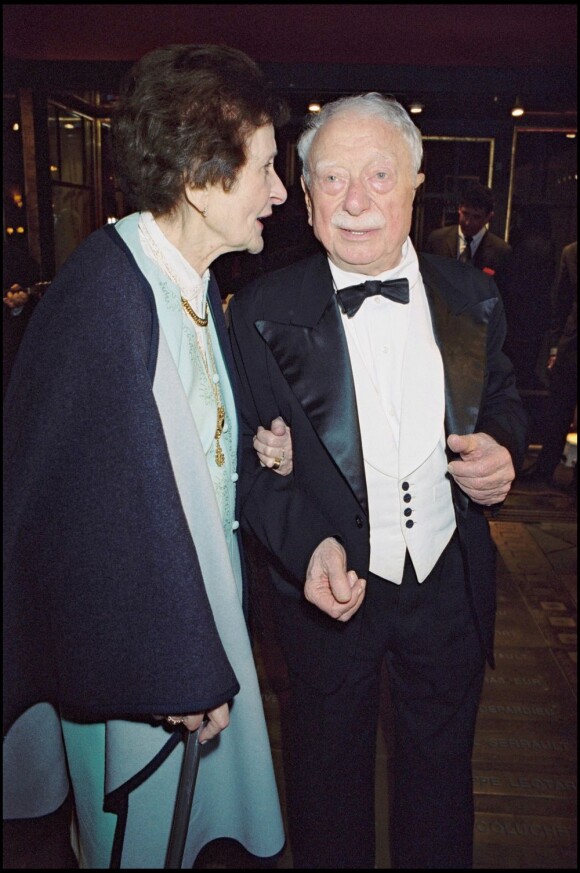 Maurice Chevit avec son épouse lors de la cérémonie des Molières 2002. Le comédien, célèbre pour son rôle de Marius dans Les Bronzés font du ski, est mort le 2 juillet 2012 à 88 ans.