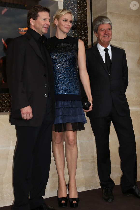 La princesse Charlene a posé avec beaucoup de plaisir auprès de Lorenz Bäumer, directeur artistique de Vuitton Joaillerie depuis 2009 et qui avait créé les bijoux de son mariage avec le prince Albert.
Au lendemain du défilé Dior, auquel elle a assisté au côté de Bernard Arnault, la princesse Charlene de Monaco était présente place Vendôme à Paris mardi 3 juillet 2012 pour l'inauguration de la boutique Louis Vuitton Joaillerie au 23, en présence du directeur artistique Lorenz Bäumer.