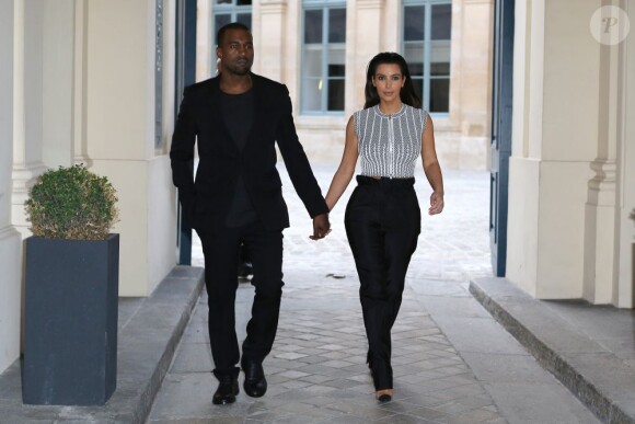 Kanye West et Kim Kardashian quittent main dans la main la présentation Givenchy haute couture à Paris. Le 3 juillet 2012.