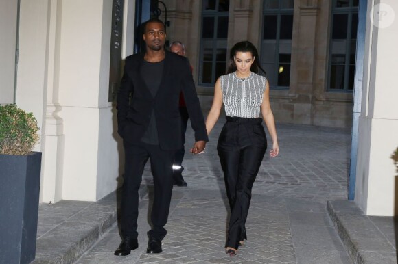 Kanye West et Kim Kardashian quittent main dans la main la présentation Givenchy haute couture à Paris. Le 3 juillet 2012.