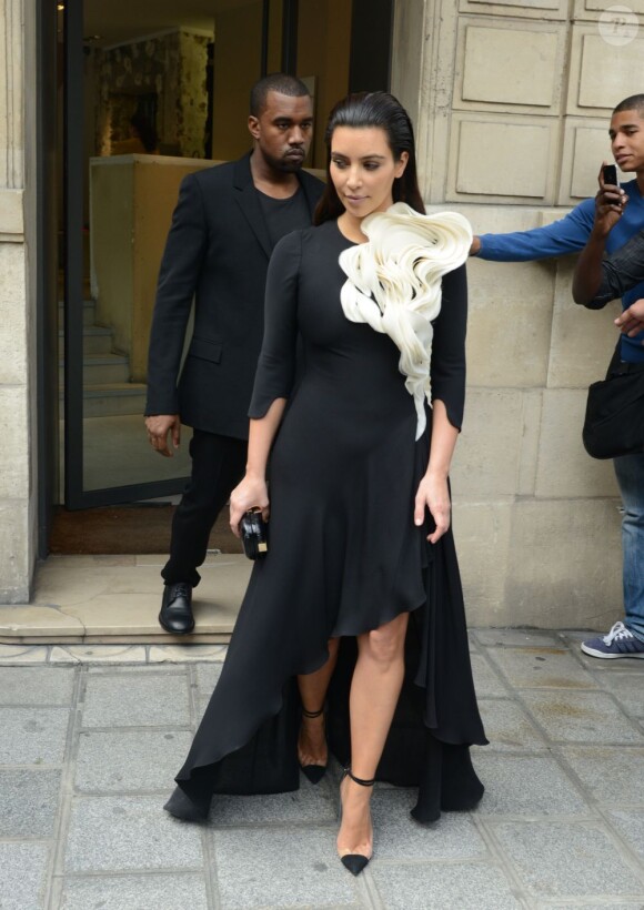 Kim Kardashian et Kanye West font du shopping après le défilé Stéphane Rolland. Paris, le 3 juillet 2012.