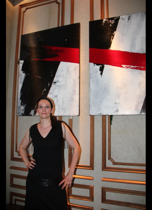 Claire Palmade, de son nom d'artiste Clade, expose au restaurant Second Empire à Paris, le 28 juin 2012.