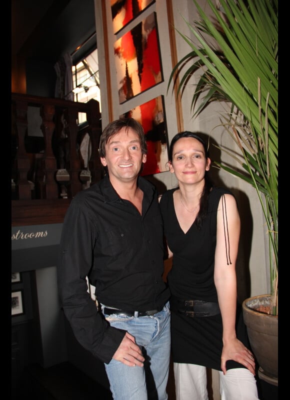 Pierre Palmade et sa soeur Claire, de son nom d'artiste Clade, qui expose au restaurant Second Empire à Paris, le 28 juin 2012.