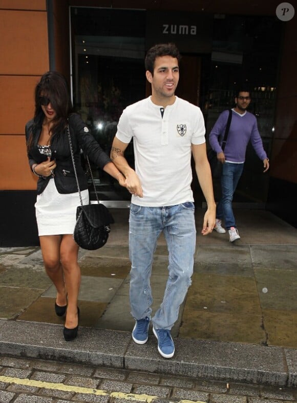 Cesc Fàbregas tire sa compagne Daniella Semaan hors du restaurant Zuma le 3 juillet 2012 à Londres