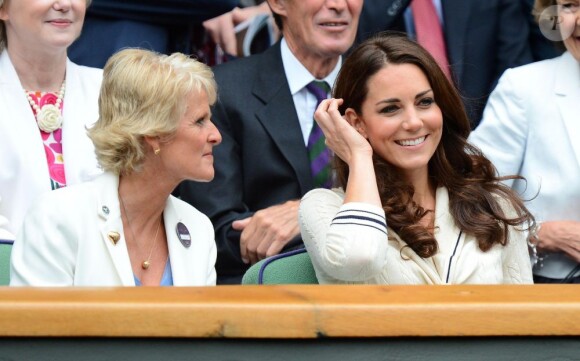 Kate Middleton, véritable icône rétro dans une robe Alexander McQueen portée un an plus tôt jour pour jour, et son mari le prince William étaient présents dans la royal box du court central de Wimbledon le 4 juillet 2012 pour voir la victoire expéditive de Roger Federer sur Mikhail Youzhny.