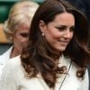 Kate Middleton, véritable icône rétro dans une robe Alexander McQueen portée un an plus tôt jour pour jour, et son mari le prince William étaient présents dans la royal box du court central de Wimbledon le 4 juillet 2012 pour voir la victoire expéditive de Roger Federer sur Mikhail Youzhny.