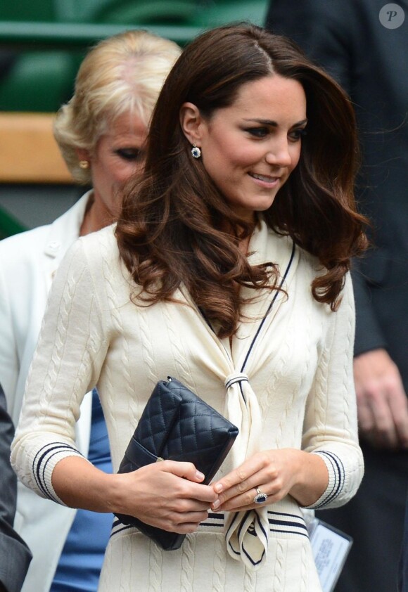 Kate Middleton, véritable icône rétro dans une robe Alexander McQueen portée un an plus tôt jour pour jour, et son mari le prince William étaient présents dans la royal box du court central de Wimbledon le 4 juillet 2012 pour voir la victoire expéditive de Roger Federer sur Mikhail Youzhny.