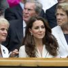 Kate Middleton et le prince William assistaient le 4 juillet 2012 au match de Roger Federer sur le court central, à Wimbledon.