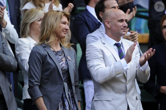 Andre Agassi et Steffi Graf vu Roger Federer se qualifier pour les demi-finales de Wimbledon, sur le court central, le 4 juillet 2012.
