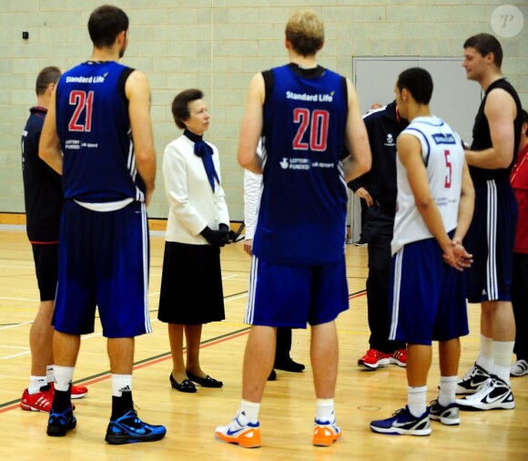 La princesse Anne rencontrait les basketteurs de la Team GB pour les JO de Londres le 4 juillet 2012 à leur camp d'entraînement de Loughborough.