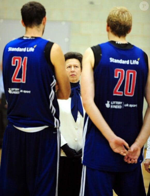La princesse Anne rencontrait les basketteurs de la Team GB pour les JO de Londres le 4 juillet 2012 à leur camp d'entraînement de Loughborough.