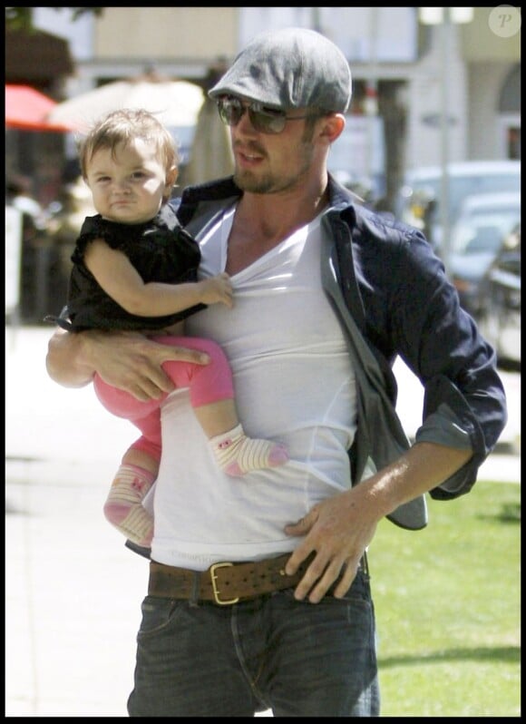 Cam Gigandet et sa fille Everleigh Ray à Los Angeles, le 13 avril 2010.