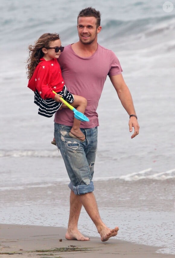 L'acteur Cam Gigandet et sa fille Everleigh Ray sur une plage de Malibu, le 4 juillet 2012.