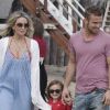Cam Gigandet et Dominique Geisendorff, enceinte, et leur fille Everleigh Ray sur une plage de Malibu, le 4 juillet 2012.