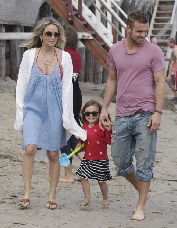 Cam Gigandet et Dominique Geisendorff, enceinte, et leur fille Everleigh Ray sur une plage de Malibu, le 4 juillet 2012.