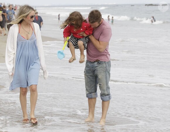 Cam Gigandet et Dominique Geisendorff et leur fille Everleigh Ray sur la plage de Malibu, le 4 juillet 2012.
