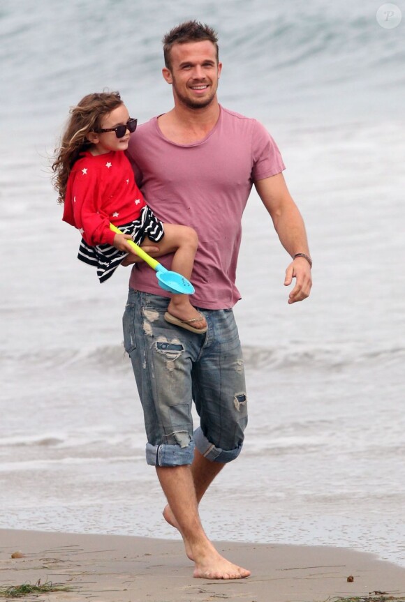 Cam Gigandet et sa fille Everleigh Ray sur une plage de Malibu, le 4 juillet 2012.