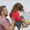 Cam Gigandet et Dominique Geisendorff et leur fille Everleigh Ray sur une plage de Malibu, le 4 juillet 2012.