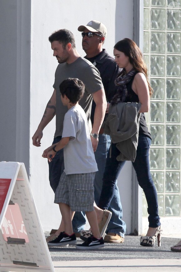 En promenade, Megan Fox en compagnie de son mari Brian Austin Green et du fils de celui-ci, Kassius, à Los Angeles le 17 juin 2012