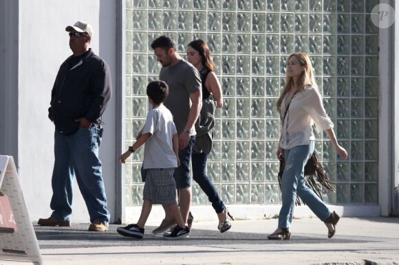 Megan Fox en compagnie de son mari Brian Austin Green et du fils de celui-ci, Kassius, à Los Angeles le 17 juin 2012