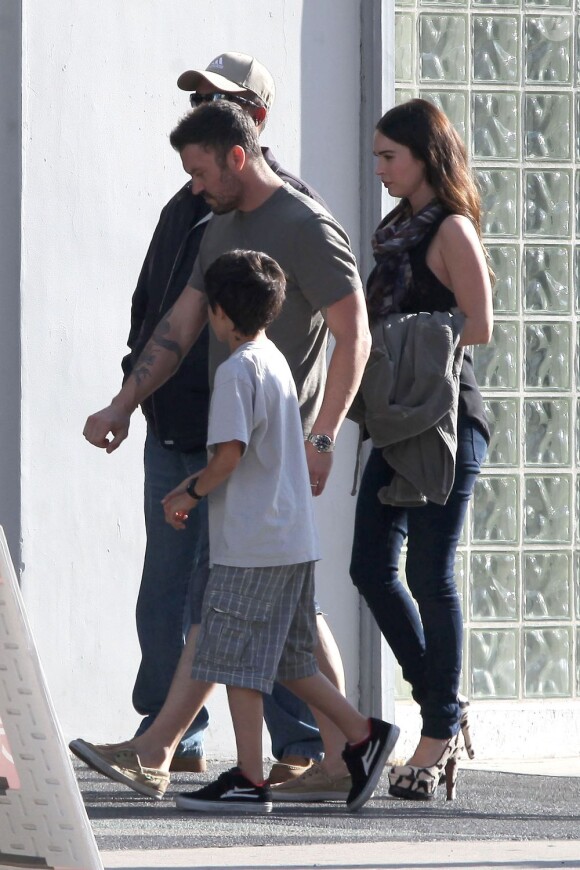 Très discrète, Megan Fox en compagnie de son mari Brian Austin Green et du fils de celui-ci, Kassius, à Los Angeles le 17 juin 2012