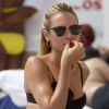 La sexy Candice Swanepoel prend un bain de soleil à Miami. Le 4 juillet 2012.