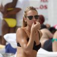 La sexy Candice Swanepoel prend un bain de soleil à Miami. Le 4 juillet 2012.