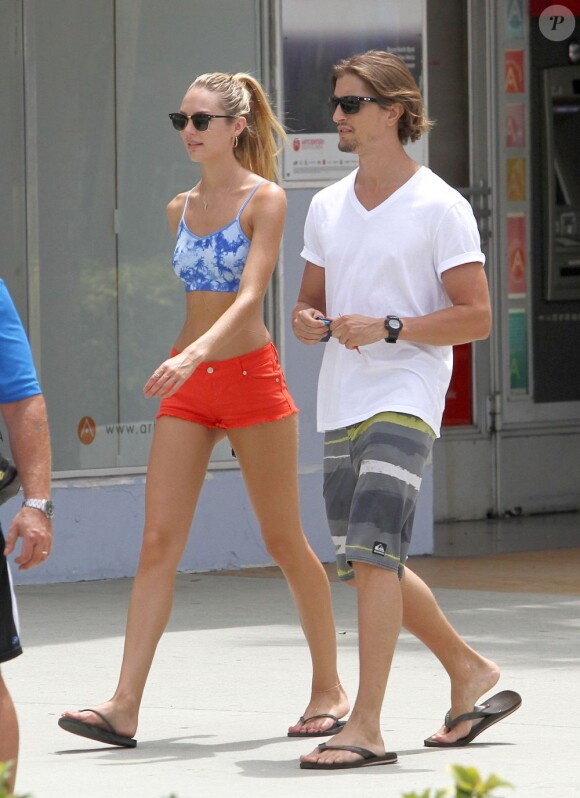 Candice Swanepoel et Hermann Nicoli, deux amoureux à Miami. Le 4 juillet 2012.