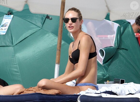 La sexy Candice Swanepoel prend un bain de soleil à Miami. Le 4 juillet 2012.