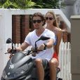 Candice Swanepoel et son petit ami mannequin Hermann Nicoli profitent du soleil à Miami lors du balade à scooter. Le 4 juillet 2012.