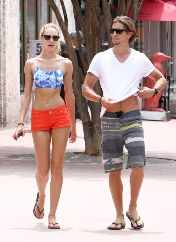 Candice Swanepoel et Hermann Nicoli, deux amoureux à Miami. Le 4 juillet 2012.
