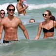 Les amoureux Candice Swanepoel et Hermann Nicoli piquent une tête à Miami. Le 4 juillet 2012.