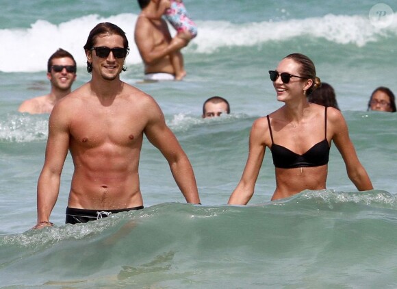 Les amoureux Candice Swanepoel et Hermann Nicoli piquent une tête à Miami. Le 4 juillet 2012.