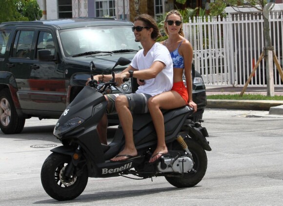 Candice Swanepoel et son petit ami mannequin Hermann Nicoli profitent du soleil à Miami lors du balade à scooter. Le 4 juillet 2012.