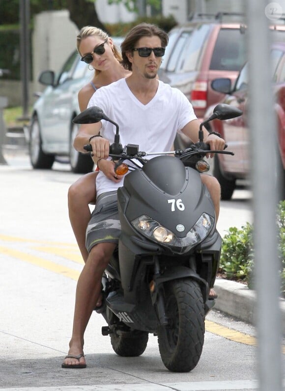 Candice Swanepoel et son petit ami mannequin Hermann Nicoli profitent du soleil à Miami lors du balade à scooter. Le 4 juillet 2012.