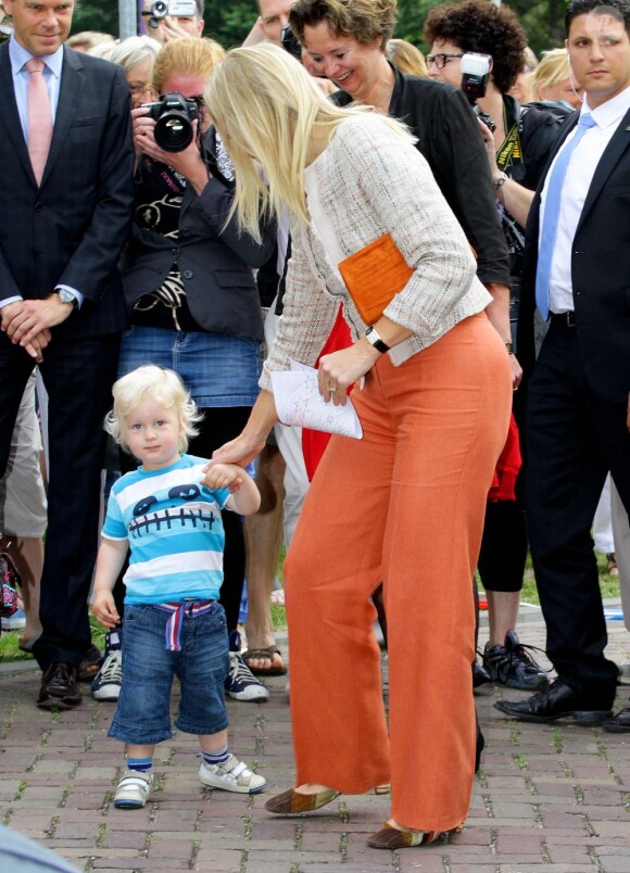 La princesse Maxima des Pays-Bas à la découverte du Musée Broekerveiling du village de Broek op Langedijk, le 5 juillet 2012. Il s'agit de l'ancien site des ventes aux enchères de fruits et légumes, acheminés par barque, jusqu'en 1973. Une pratique que le village fait ponctuellement revivre.