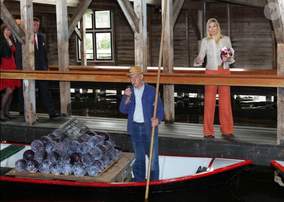 La princesse Maxima des Pays-Bas à la découverte du Musée Broekerveiling du village de Broek op Langedijk, le 5 juillet 2012. Il s'agit de l'ancien site des ventes aux enchères de fruits et légumes, acheminés par barque, jusqu'en 1973. Une pratique que le village fait ponctuellement revivre.