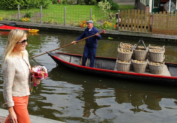 La princesse Maxima des Pays-Bas à la découverte du Musée Broekerveiling du village de Broek op Langedijk, le 5 juillet 2012. Il s'agit de l'ancien site des ventes aux enchères de fruits et légumes, acheminés par barque, jusqu'en 1973. Une pratique que le village fait ponctuellement revivre.