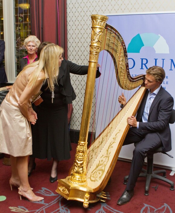 La harpe, un instrument nouveau pour la princesse ? La princesse Maxima des Pays-Bas assistait le 4 juillet 2012 à Amsterdam au concert annuel du Royal Concertgebouw Orchestra, dont elle est la marraine.