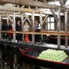 La princesse Maxima des Pays-Bas à la découverte du Musée Broekerveiling du village de Broek op Langedijk, le 5 juillet 2012. Il s'agit de l'ancien site des ventes aux enchères de fruits et légumes, acheminés par barque, jusqu'en 1973. Une pratique que le village fait ponctuellement revivre.