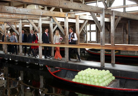 La princesse Maxima des Pays-Bas à la découverte du Musée Broekerveiling du village de Broek op Langedijk, le 5 juillet 2012. Il s'agit de l'ancien site des ventes aux enchères de fruits et légumes, acheminés par barque, jusqu'en 1973. Une pratique que le village fait ponctuellement revivre.