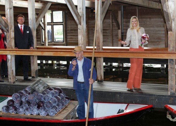 La princesse Maxima des Pays-Bas à la découverte du Musée Broekerveiling du village de Broek op Langedijk, le 5 juillet 2012. Il s'agit de l'ancien site des ventes aux enchères de fruits et légumes, acheminés par barque, jusqu'en 1973. Une pratique que le village fait ponctuellement revivre.